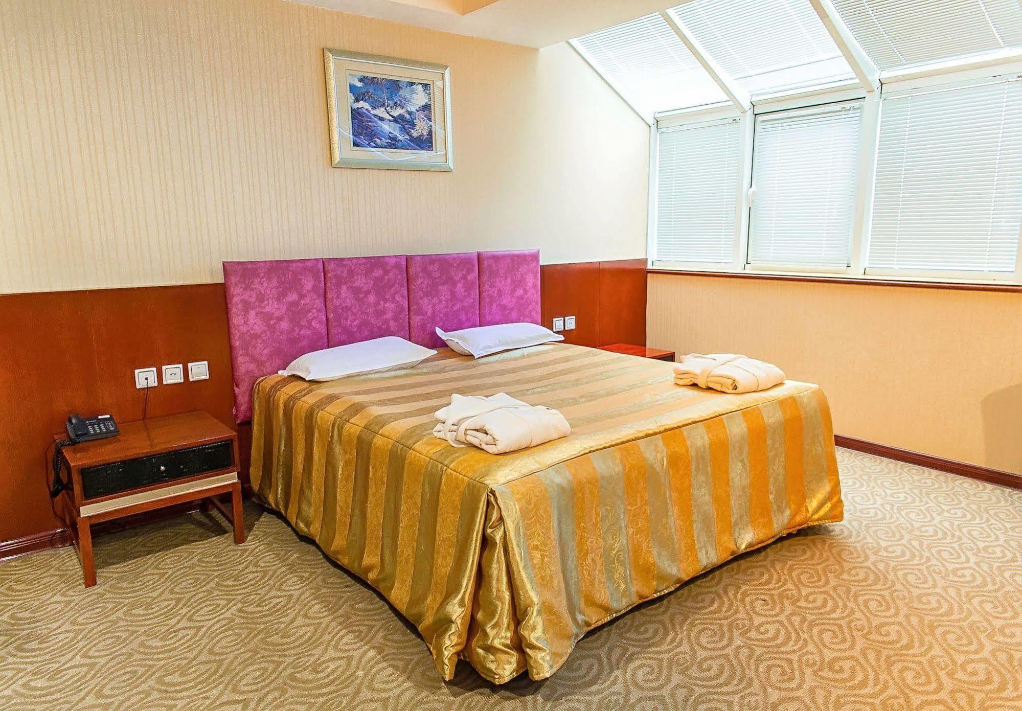 Renion Residence Hotel Almaty Esterno foto