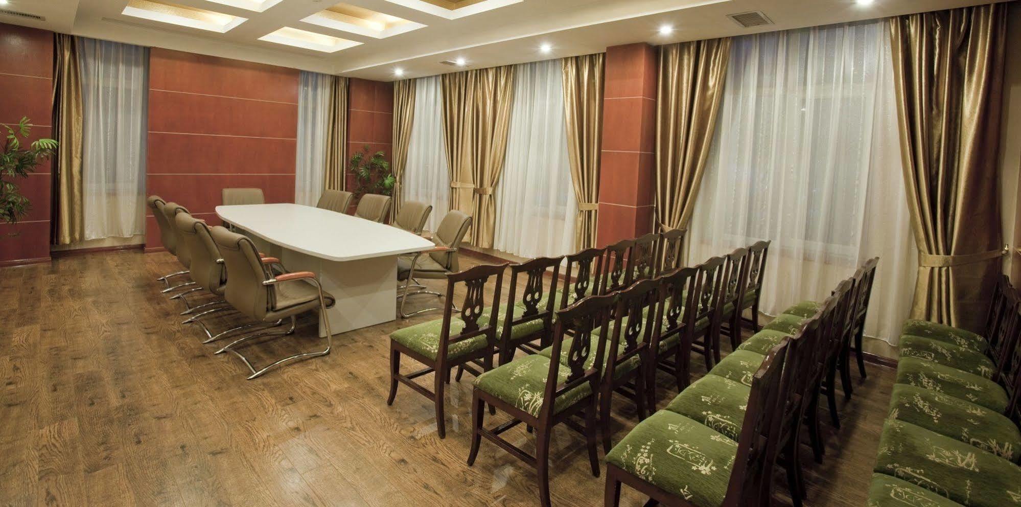 Renion Residence Hotel Almaty Esterno foto